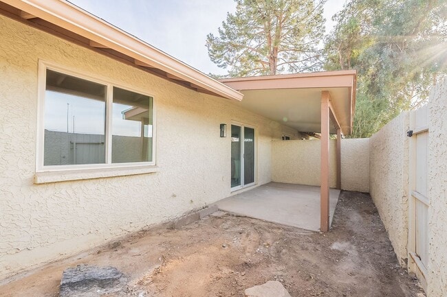 Building Photo - Fresh & Clean Townhome in North Phx!
