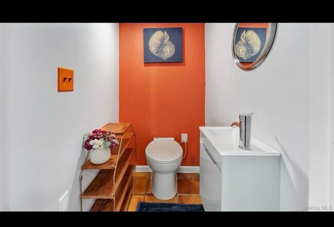 Building Photo - 143 Hallock St