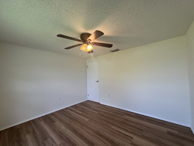 Building Photo - 129 Algiers Dr