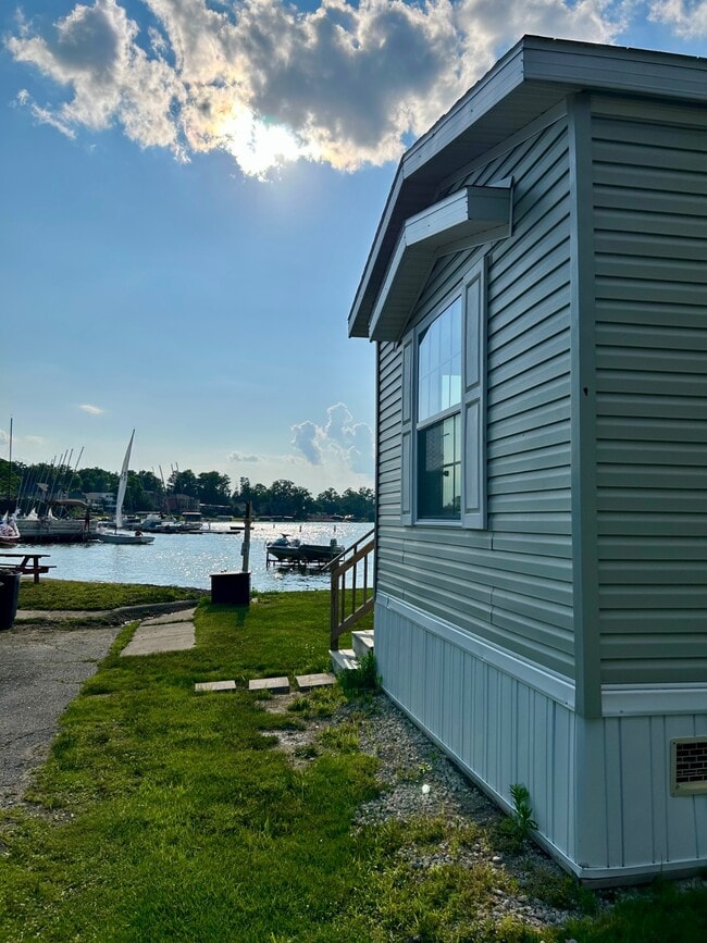 Building Photo - 3170 Orchard Lake Rd