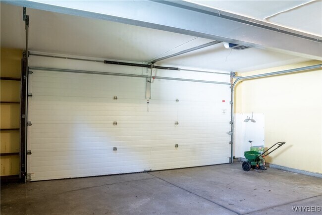 Building Photo - 102 Brooklane Dr