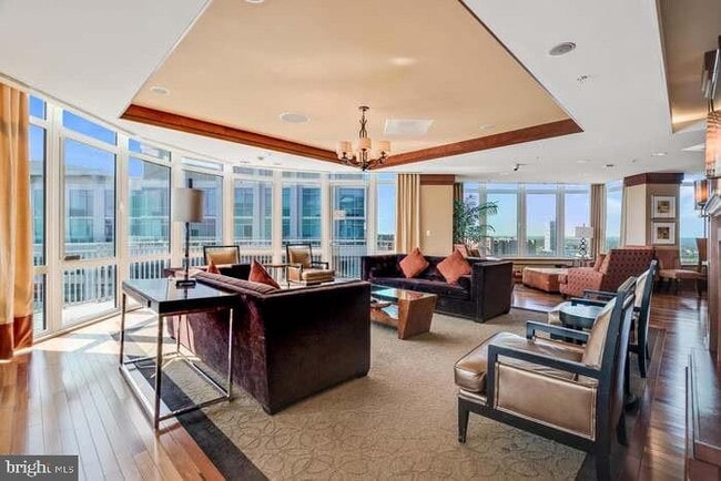 Building Photo - 8220 Crestwood Heights Dr