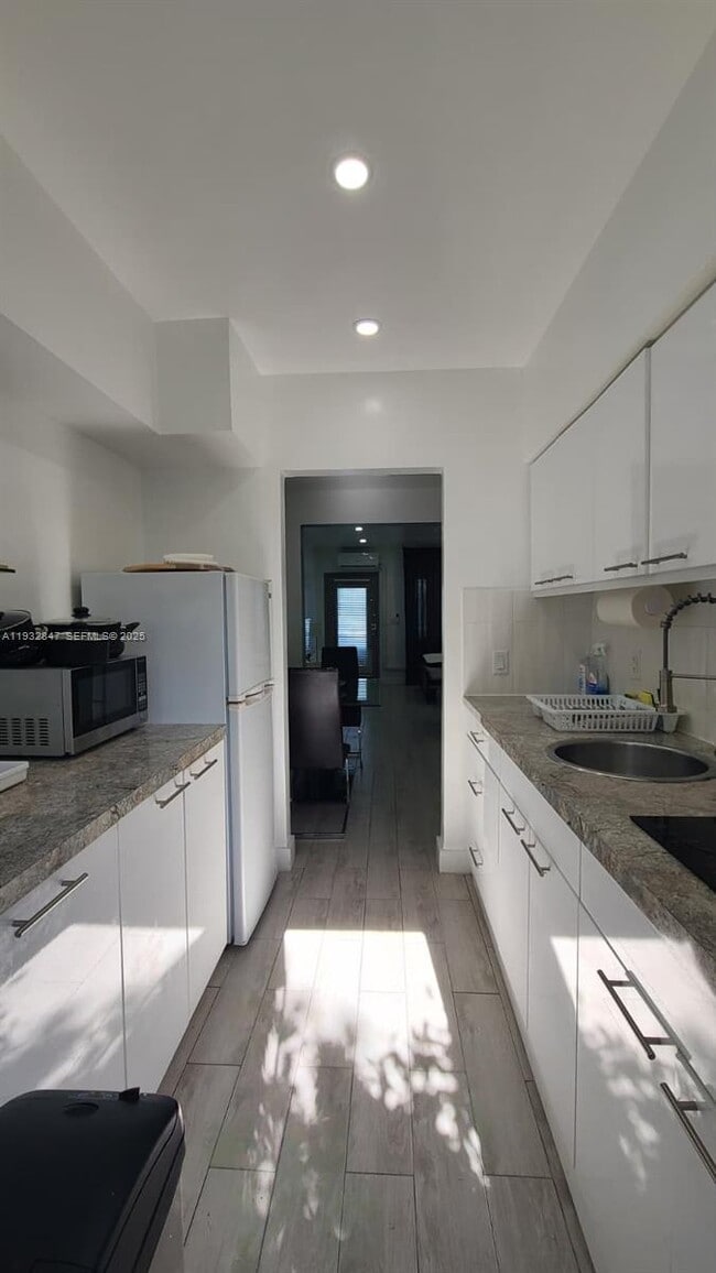 Building Photo - 761 Euclid Ave