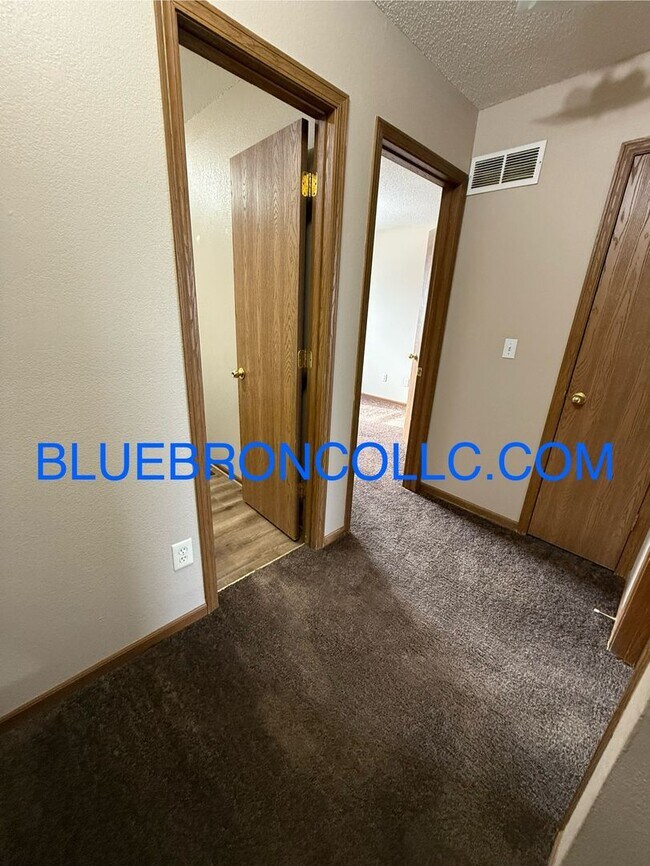 Building Photo - Lovely 2 bedroom townhome in Peculiar