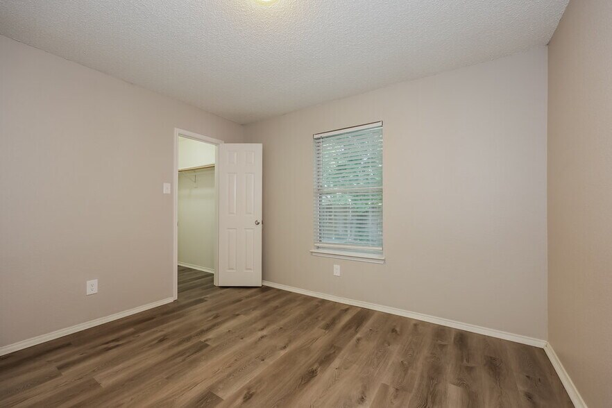 Building Photo - 5909 Northfield Dr