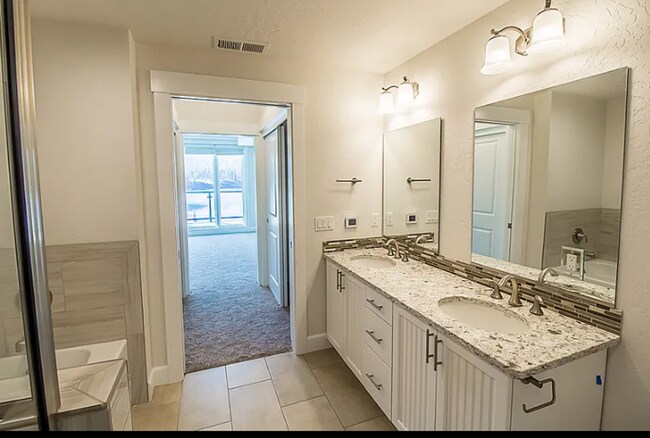 Building Photo - Beautiful river front condo move in ready!