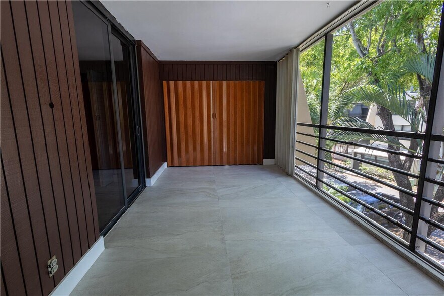 Building Photo - 20350 W Country Club Dr