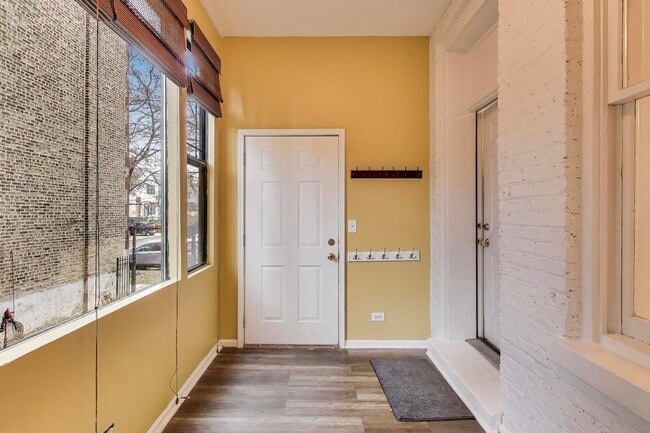 Building Photo - 3901 N Hamilton Ave