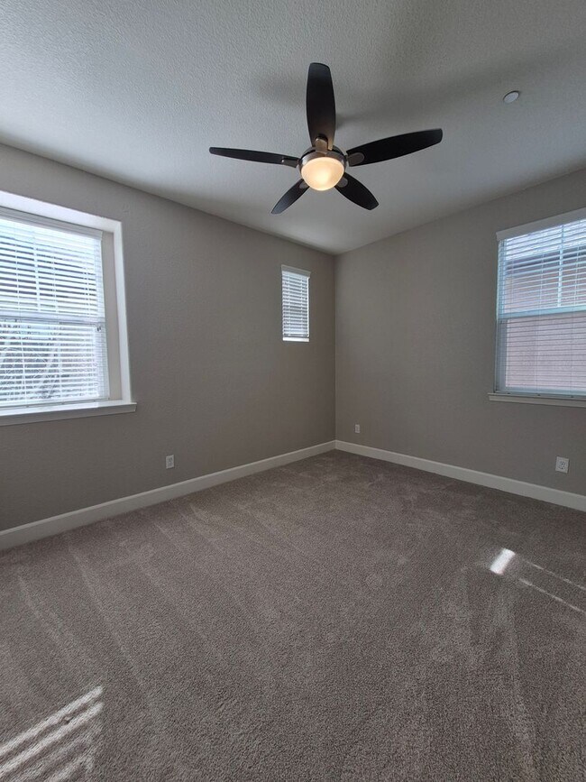 Building Photo - Gorgeous 4bd/2.5ba Two Story Home In Roseville!