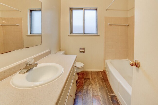 Building Photo - 3 BED 2 BATH! Schedule a tour today!