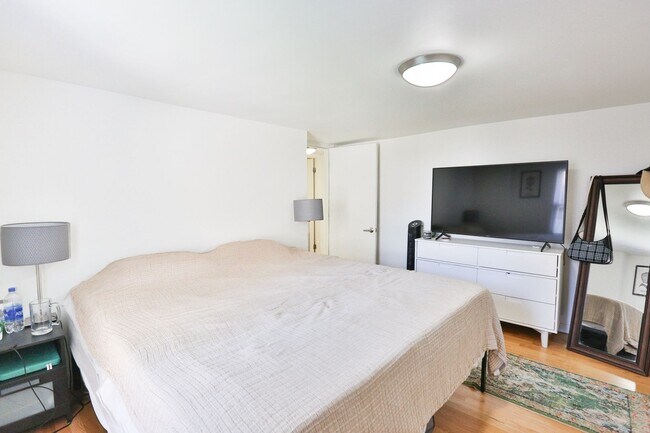 Building Photo - Wicker Park Big 3 Bedroom 2 Bath Private Coach House. Decks and Outdoor Space.