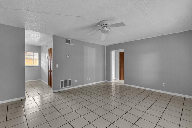 Building Photo - 1629 W Oak Ridge Rd