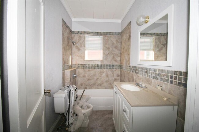 Building Photo - 705 N Rusk St