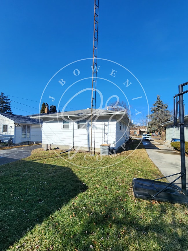 Building Photo - Adorable 3 bed 1 bath with spacious basement