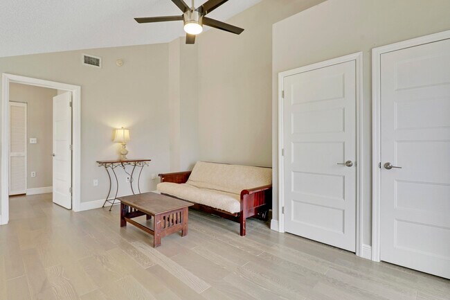 Building Photo - 360 Bella Vista Ct N