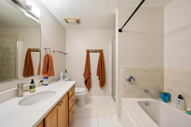 Building Photo - STUNNING 2BED/2BATH LARGE CORNER UNIT, GARAGE PARKING, HEAT, CABLE/INTERNET INCLUDED