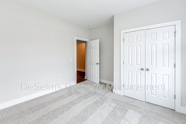 Building Photo - 1024 Hillbrook Dr