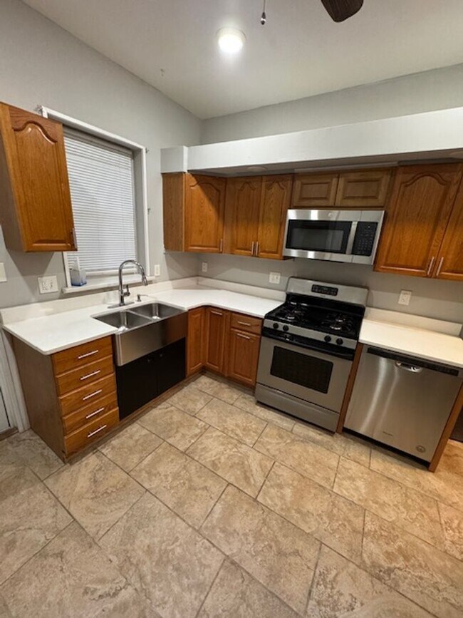 Building Photo - Looking for spacious house check this one out.