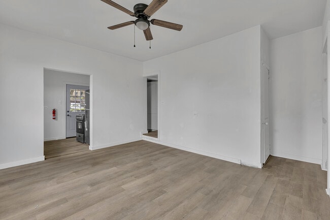 Building Photo - 862 Grove Ave