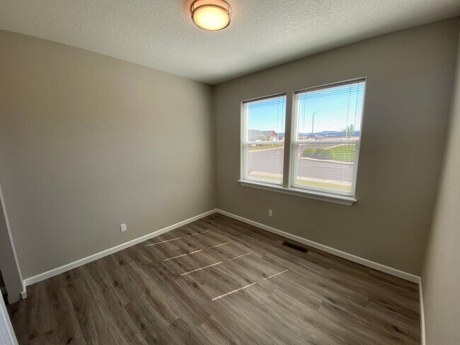 Building Photo - 556