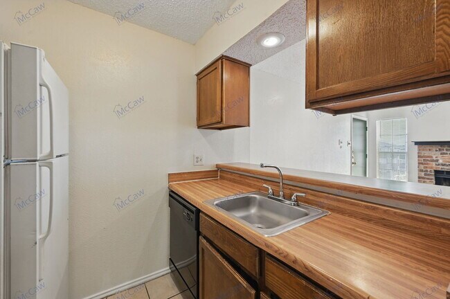 Building Photo - 9520 Royal Ln