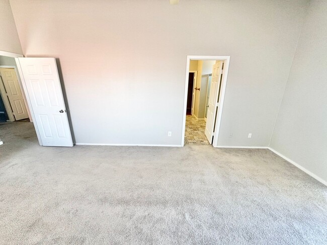 Building Photo - LIMITED TIME ONLY: $500 OFF 2ND MONTH'S RENT -MOVE IN W/IN TWO WEEKS TO TAKE ADVANTAGE of this Be...