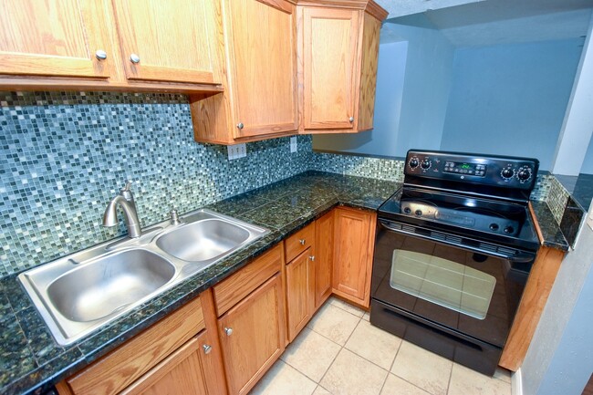 Building Photo - NICE 2 BEDROOM 1.5 BATH CONDO IN GREENWAY ...