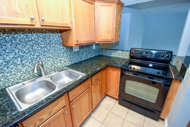 Building Photo - NICE 2 BEDROOM 1.5 BATH CONDO IN GREENWAY PLAZA
