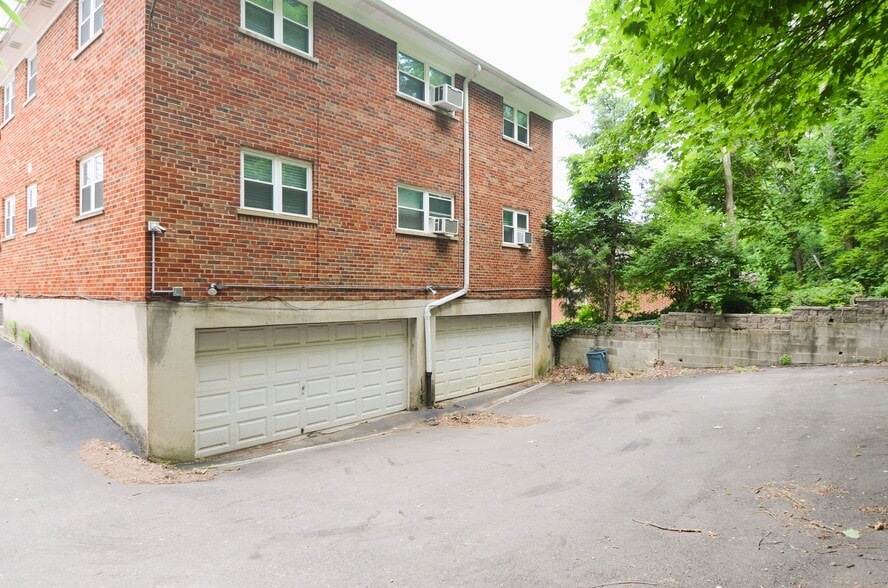 Building Photo - 5850 Robison Rd