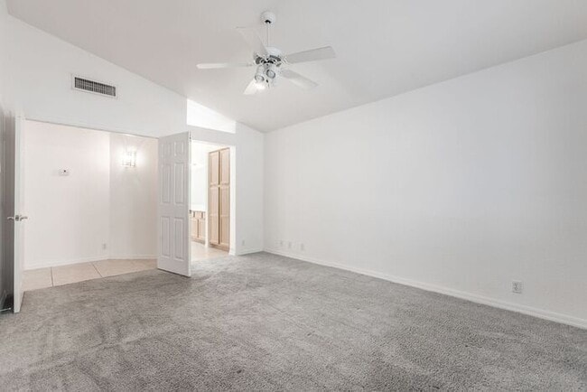 Building Photo - Enjoy an open floor plan with all appliances!