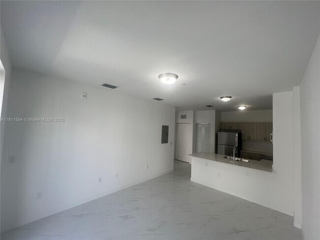 Building Photo - 1010 SW 69th Ave