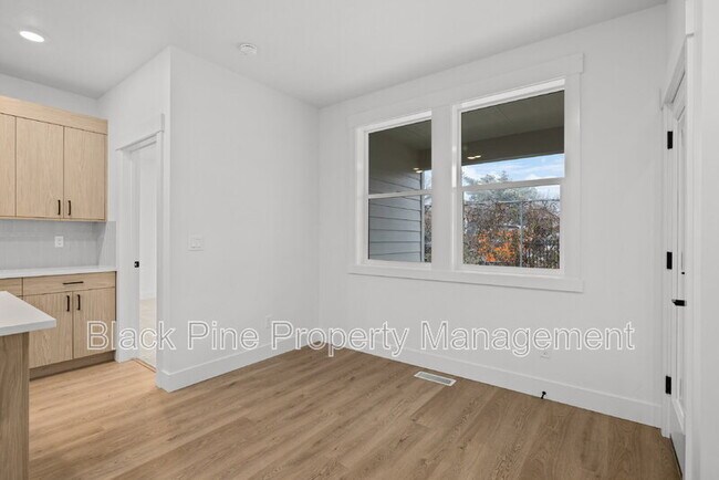 Building Photo - 4642 N Maple Grove Rd