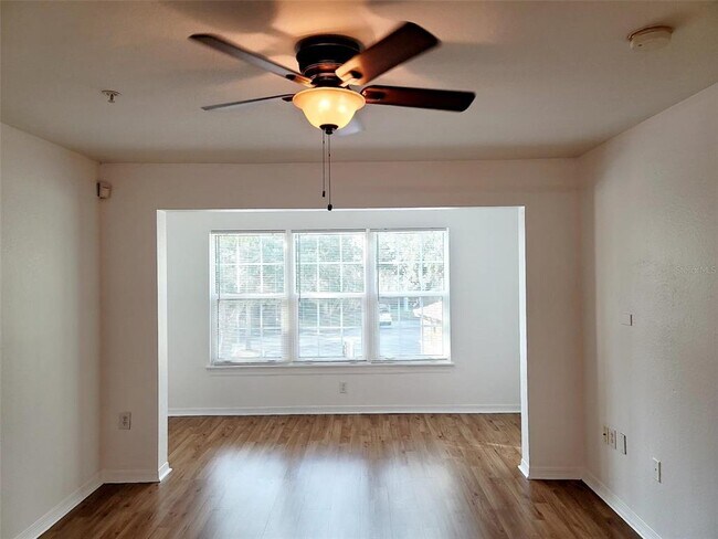 Building Photo - 5475 Vineland Rd