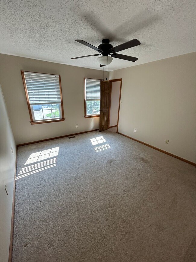 Building Photo - 4BD/2.5BA in Albemarle Acres Neighborhood ...