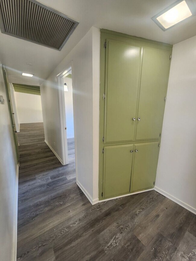 Building Photo - Newly Remodeled Large 3 Bedroom 2 Bath Home