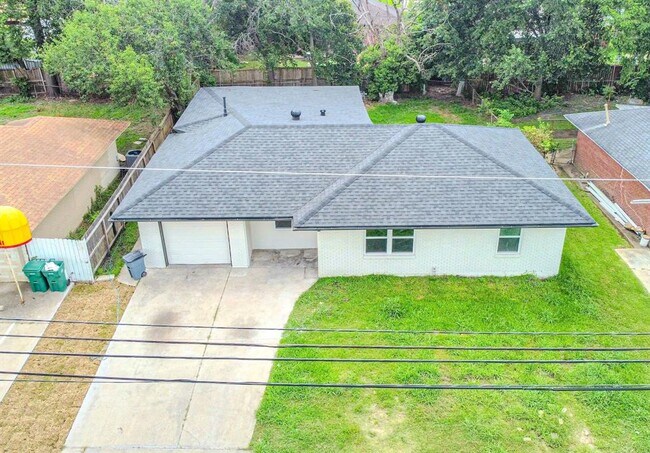 Building Photo - 2127 Strawberry Rd