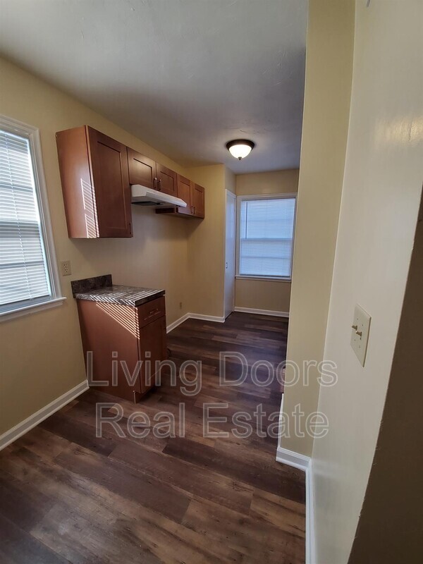 Building Photo - 305 S 47th St