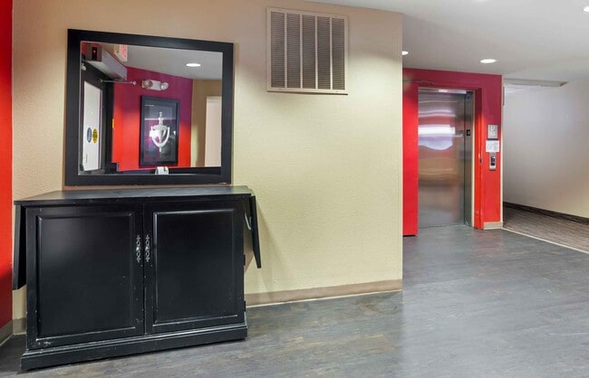 Building Photo - Furnished Studio-Palm Springs - Airport
