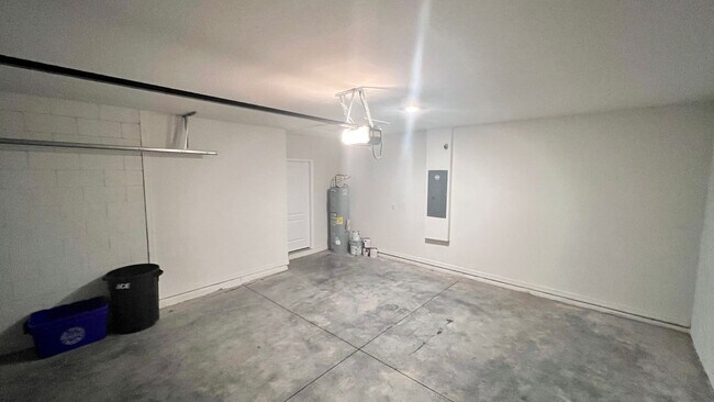 Building Photo - Beautiful 3 Bedroom, 2 Bathroom Home near ...