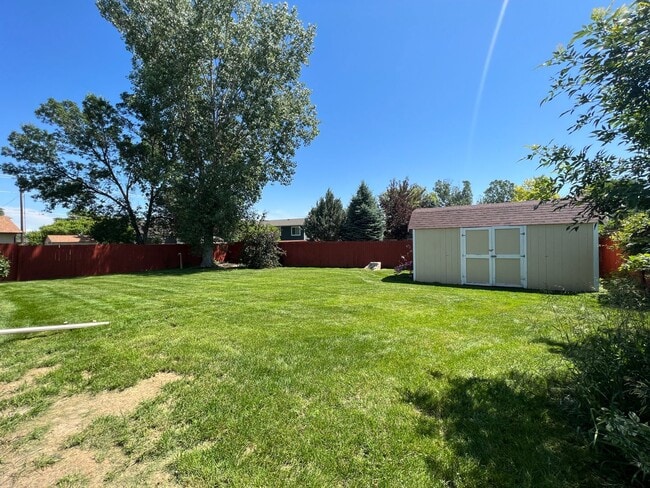Building Photo - 5 bedroom 3 bathroom home for rent