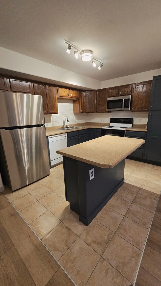 Building Photo - 2465 Theresea Ln