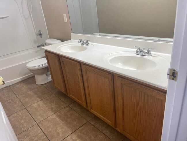 Building Photo - San Tan Valley, 4 bed, 3 bath, huge loft, 2300 sqft