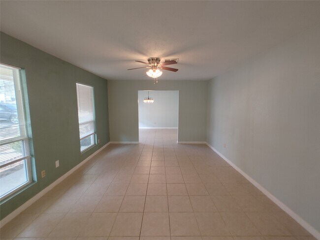 Building Photo - 633 Mosswood Dr