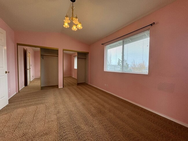 Building Photo - Townhouse in NE Grants Pass, Close to Shop...