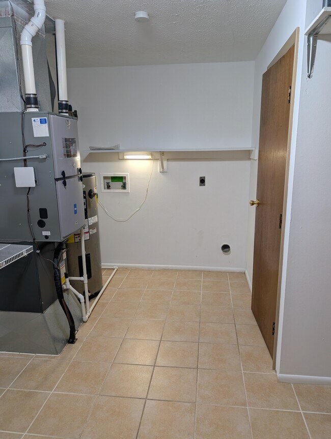 Building Photo - 549 Poplar Dr