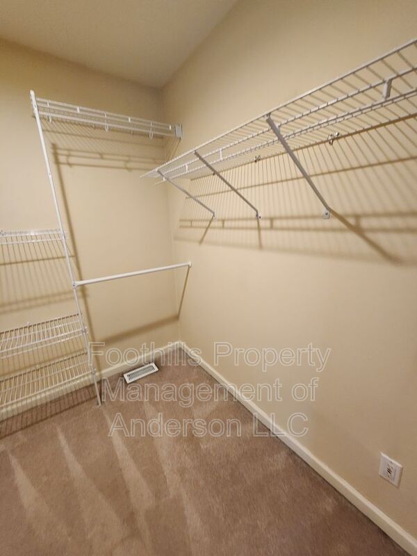 Building Photo - 102 Circle Dr
