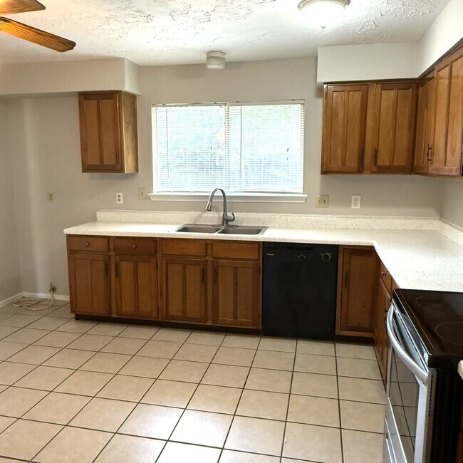 Building Photo - 13611 Splintered Oak Dr