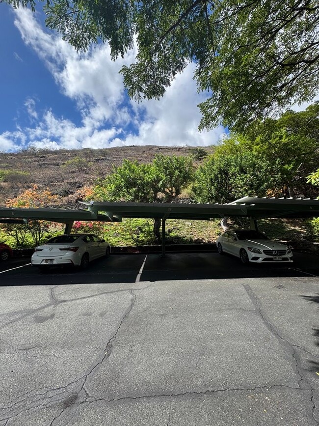 Building Photo - 3 BED, 2 BATH, 2 Parking with AC- Kalani I...