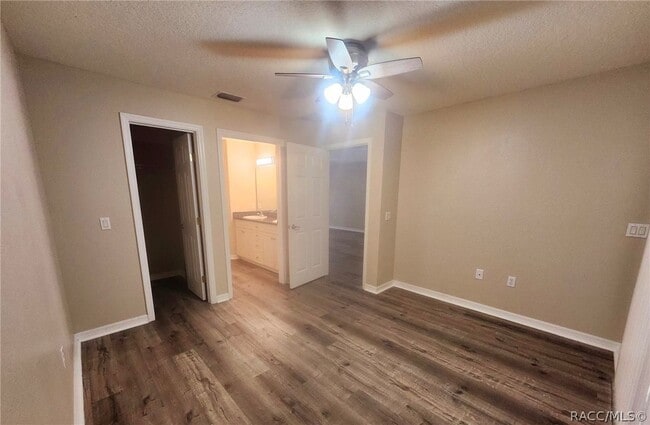 Building Photo - 835 E Rembrandt Way