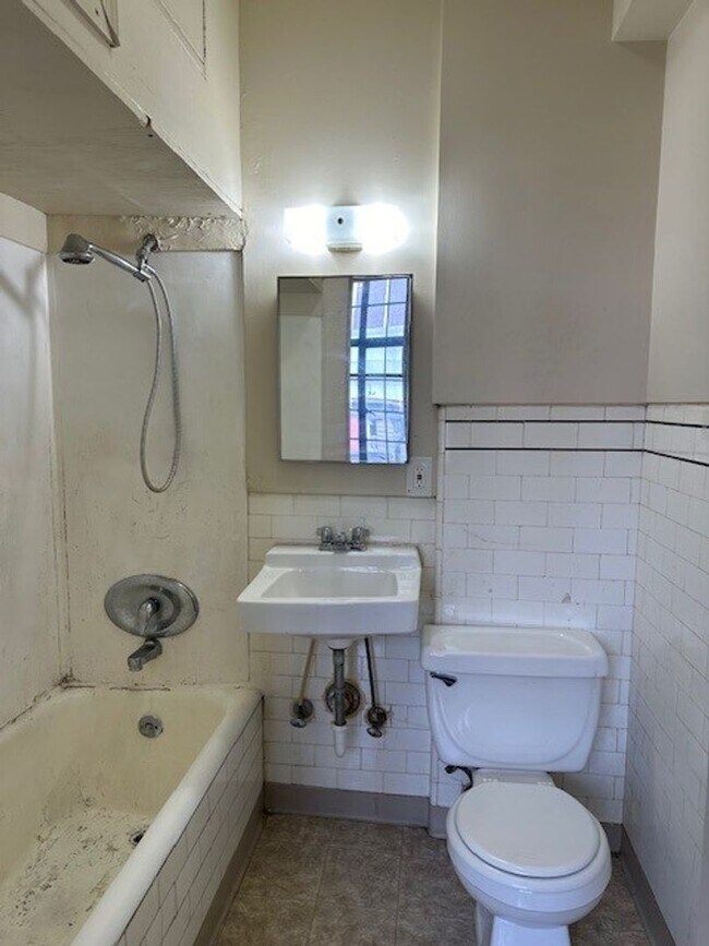 Building Photo - 213 N 2nd St